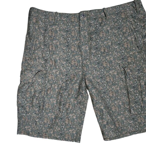 LEVI STRAUSS CAMO SHORTS - 40 - Picture 1 of 8